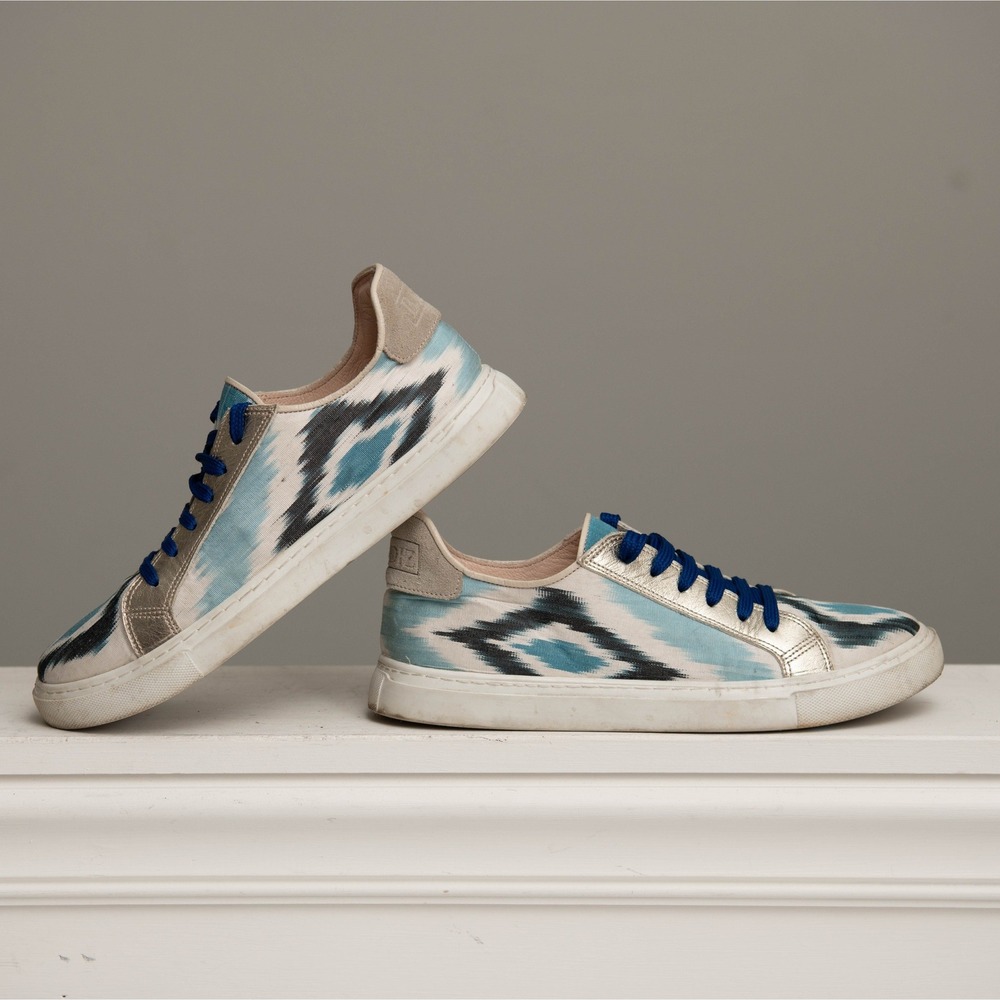 BALDIZ Blue Ikat Print Gold Trim Shoes Sz 10 Abstract Aztec Bold Boho MSRP‎ $285